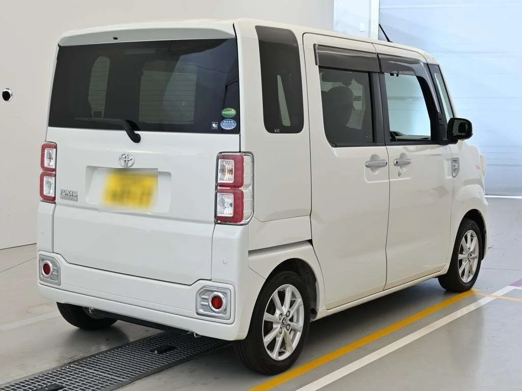 Toyota Pixis Mega LA700A 2019